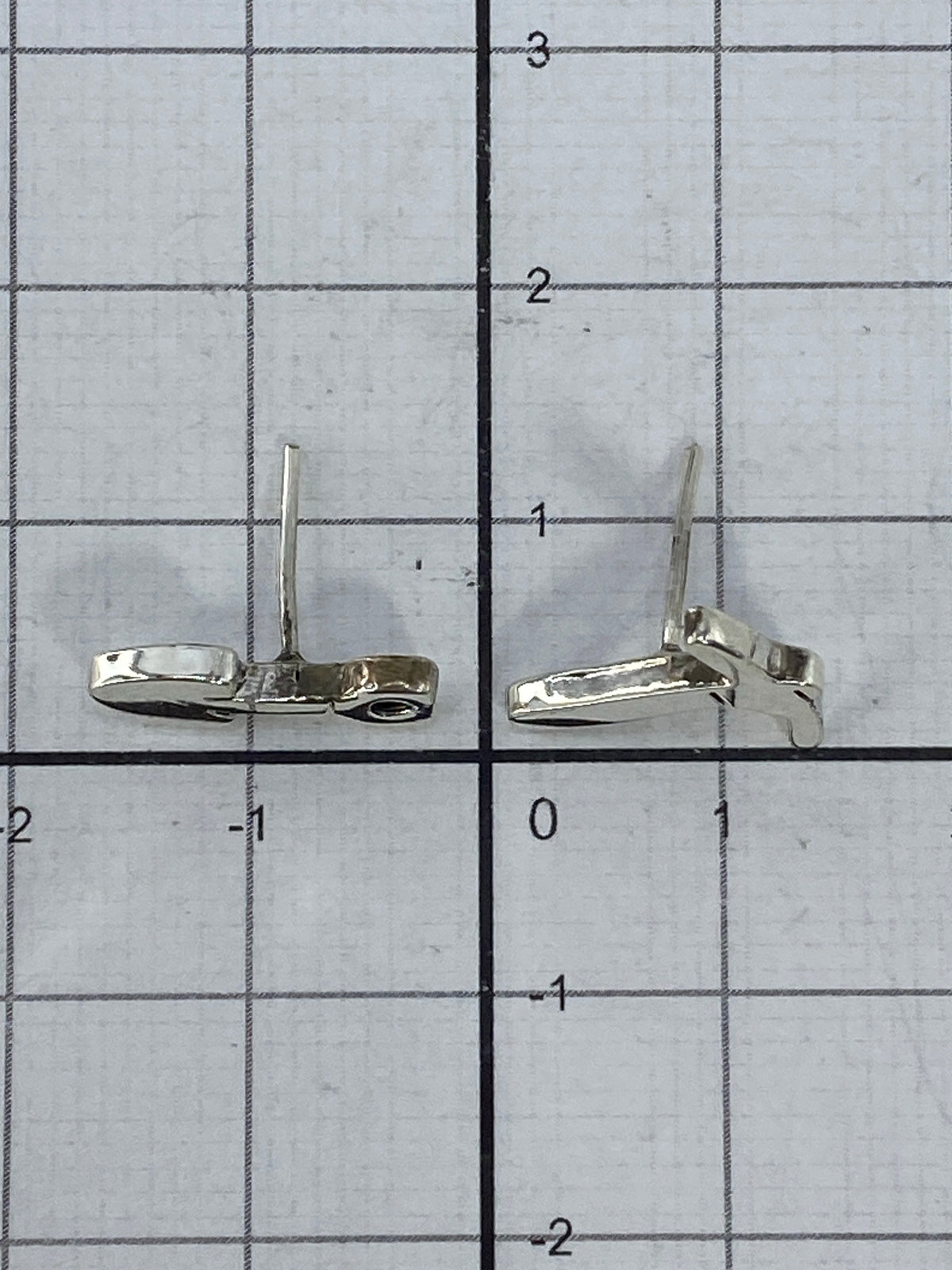 Cierre de poste y mariposa de los aretes de plata