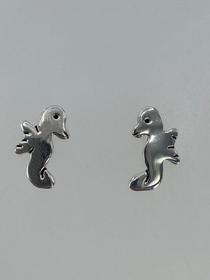 Par de aretes de plata 925 en forma de caballito de mar, cartoneado de Taxco