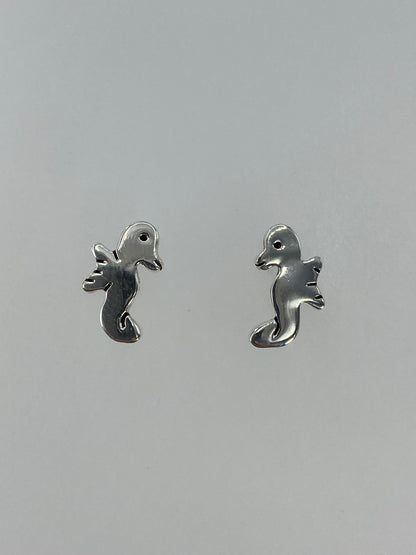 Arete individual de plata cartoneado mostrando el volumen y detalle del caballito