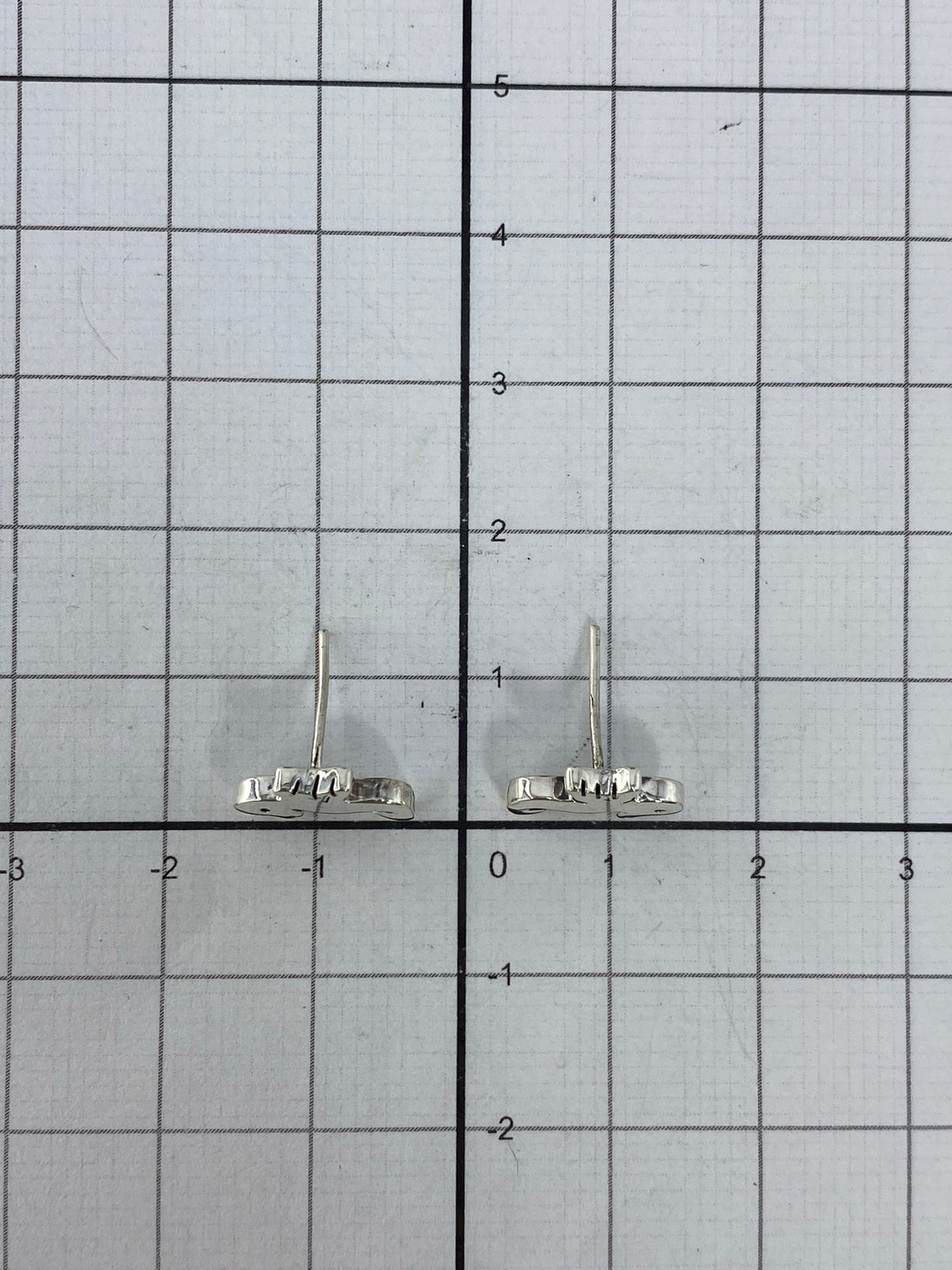 Medida de los aretes con escala: 1.2 cm de largo
