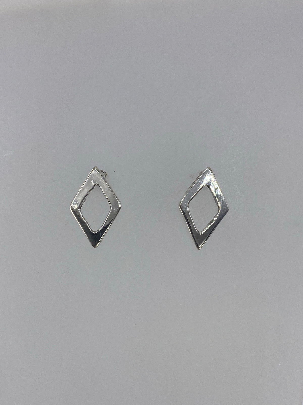 Detalle de los aretes mostrando el acabado cartoneado de volumen 3D