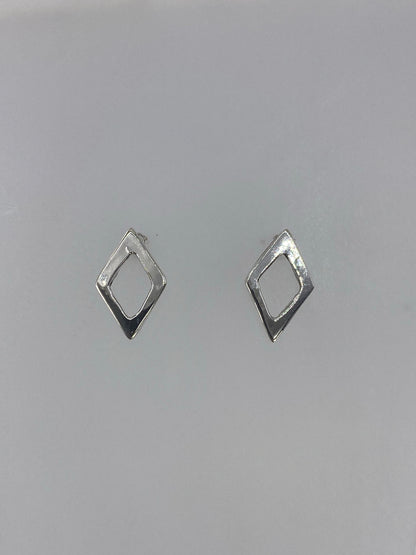 Detalle de los aretes mostrando el acabado cartoneado de volumen 3D