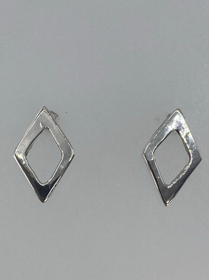 Aretes de plata 925 ligeros pesados en báscula de precisión