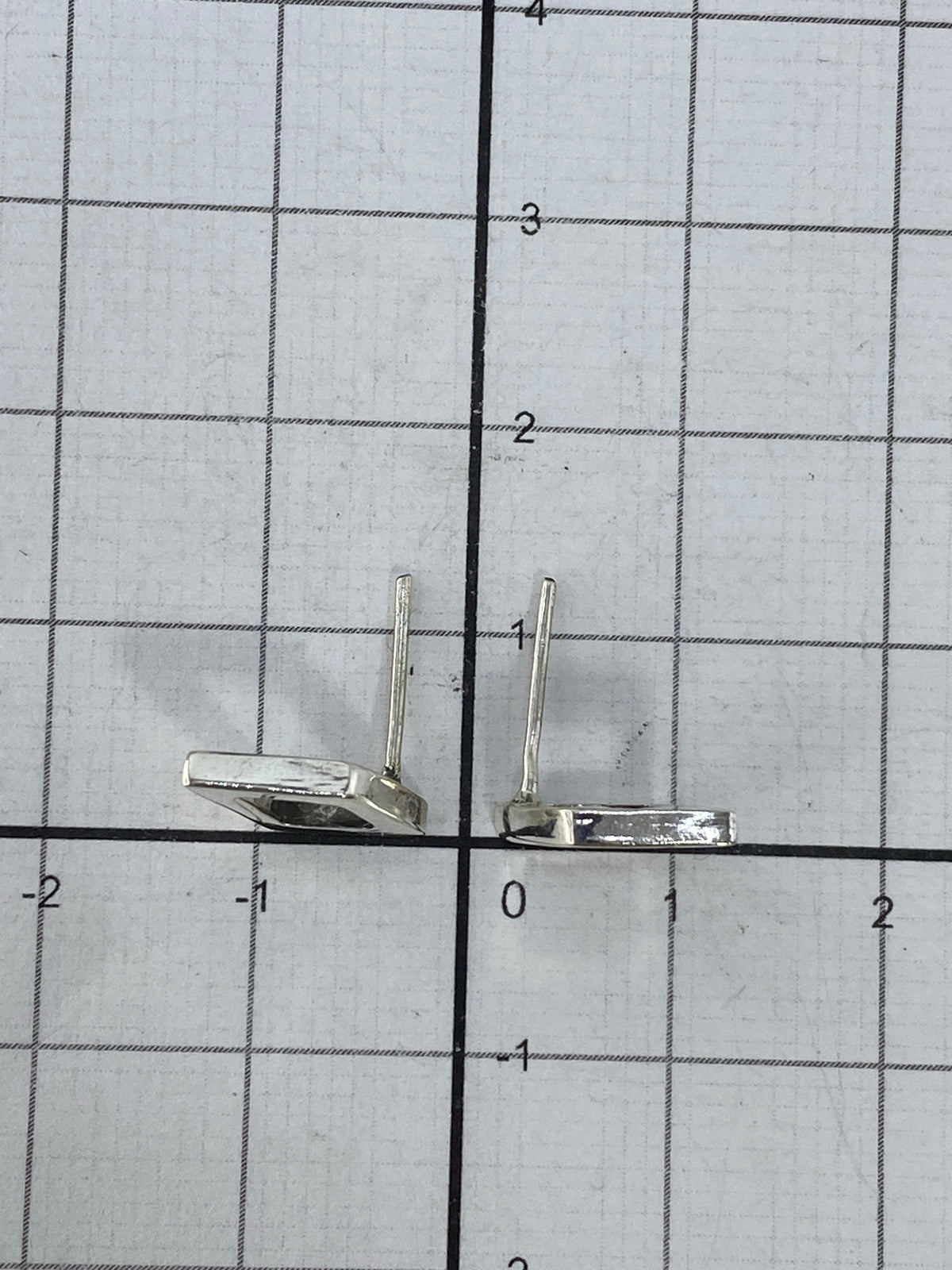 Par de aretes minimalistas con cierre de poste y tuerca
