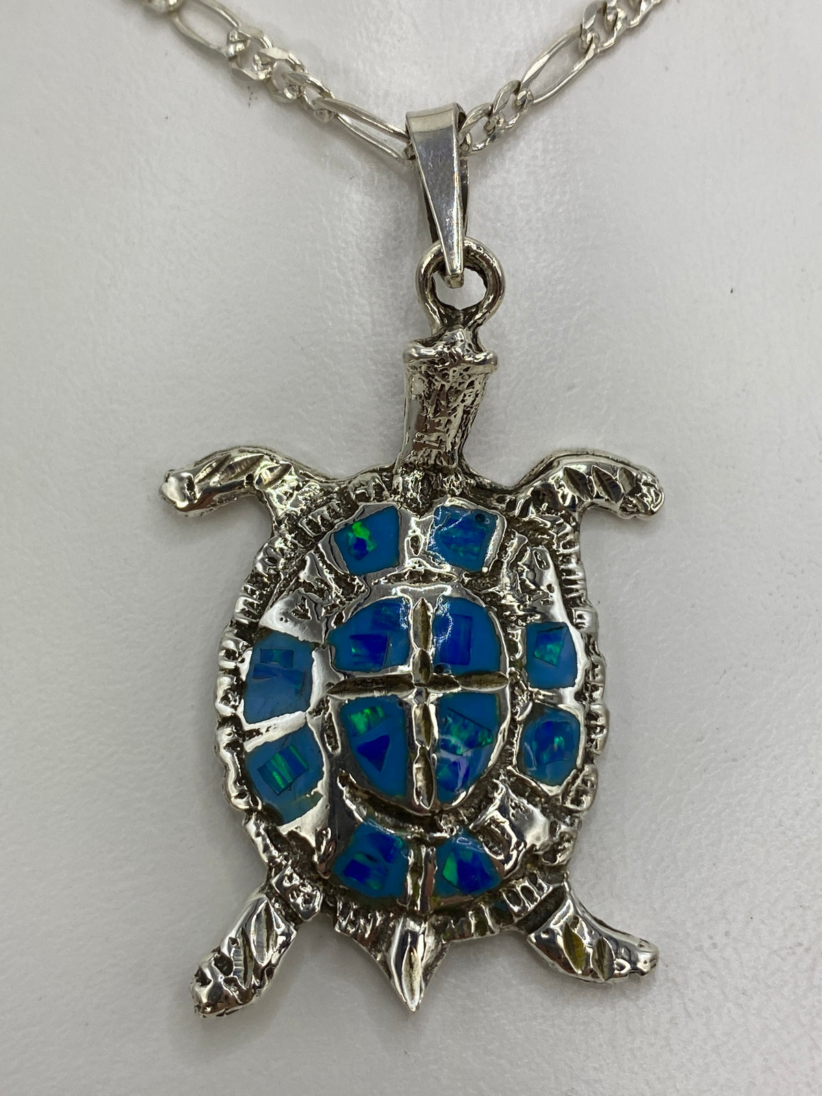 Dije tortuga de plata 925 con ópalo de fuego azul engastado en caparazón
