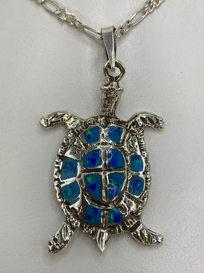 Dije tortuga de plata 925 con ópalo de fuego azul engastado en caparazón