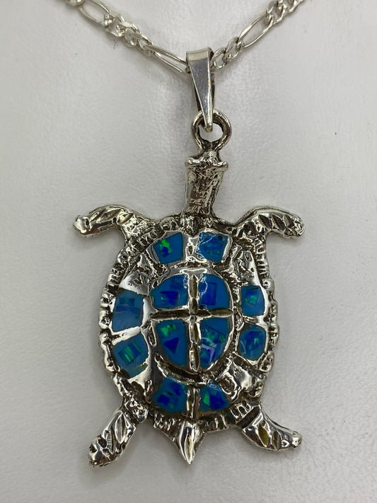 Dije tortuga de plata 925 con ópalo de fuego azul engastado en caparazón