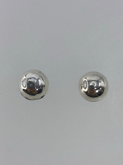 Aretes de plata cartoneado minimalista, par, sobre fondo gris