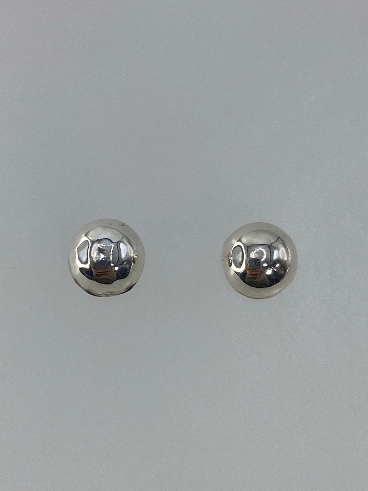 Detalle de las esferas de plata pulida de los aretes Taxco