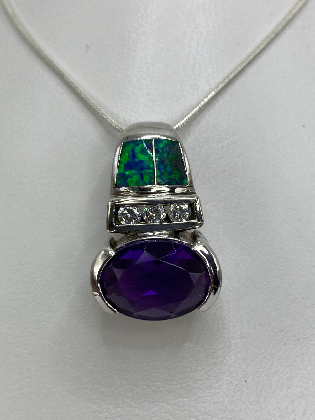 Dije de plata con Ópalo de Fuego verde en cadena de plata pulida
