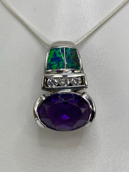 Detalle del engaste a mano del Ópalo de Fuego en plata 925