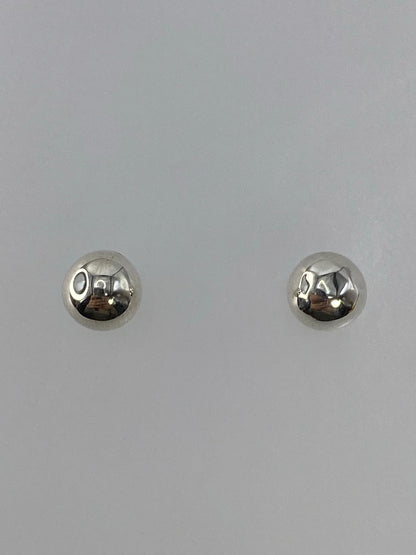 Aretes de plata cartoneado minimalistas, par de esferas lisas en fondo blanco