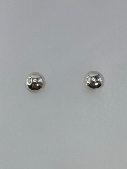 Detalle de un arete de plata 925 mostrando el acabado pulido del cartoneado