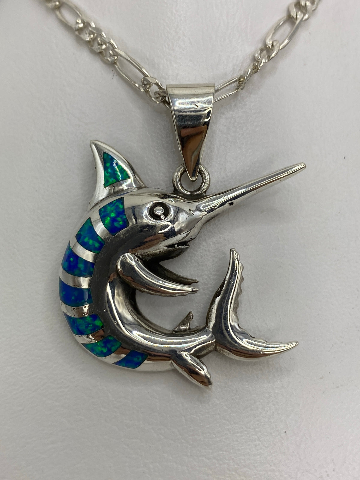 Dije marlin en plata 950 con ópalo de fuego azul, visto de frente