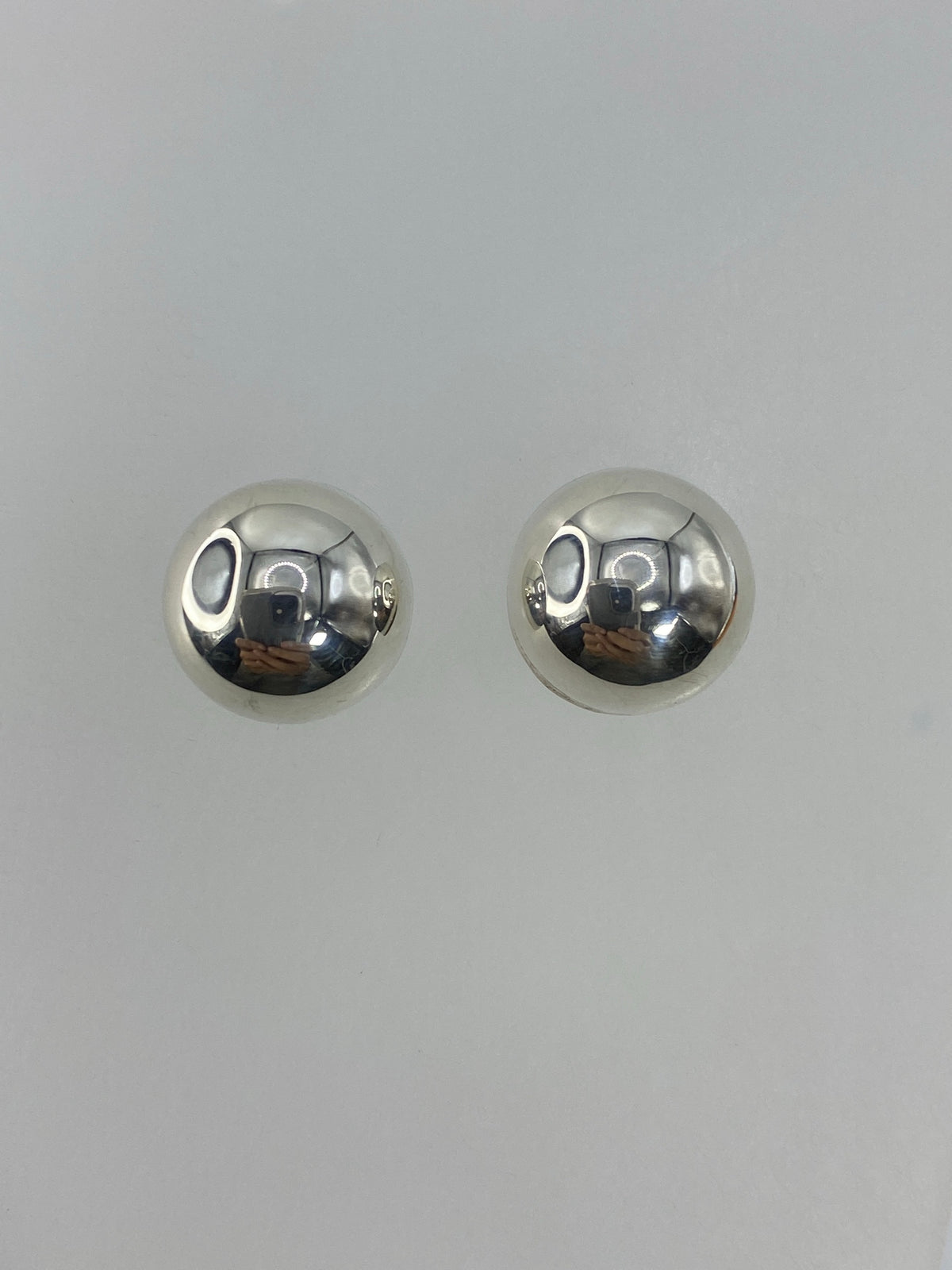 Arete individual mostrando el volumen 3D del cartoneado de plata 925