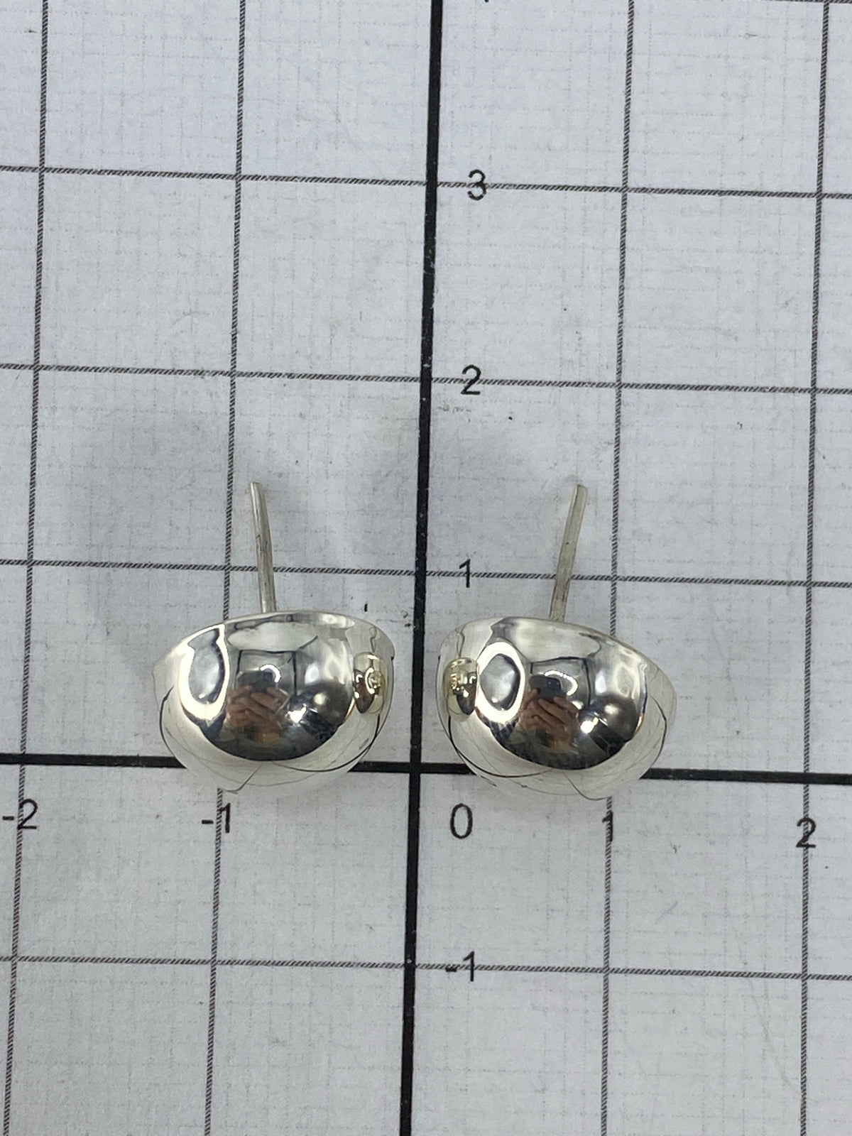 Detalle del cierre de presión de los aretes de plata