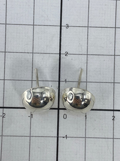 Detalle del cierre de presión de los aretes de plata