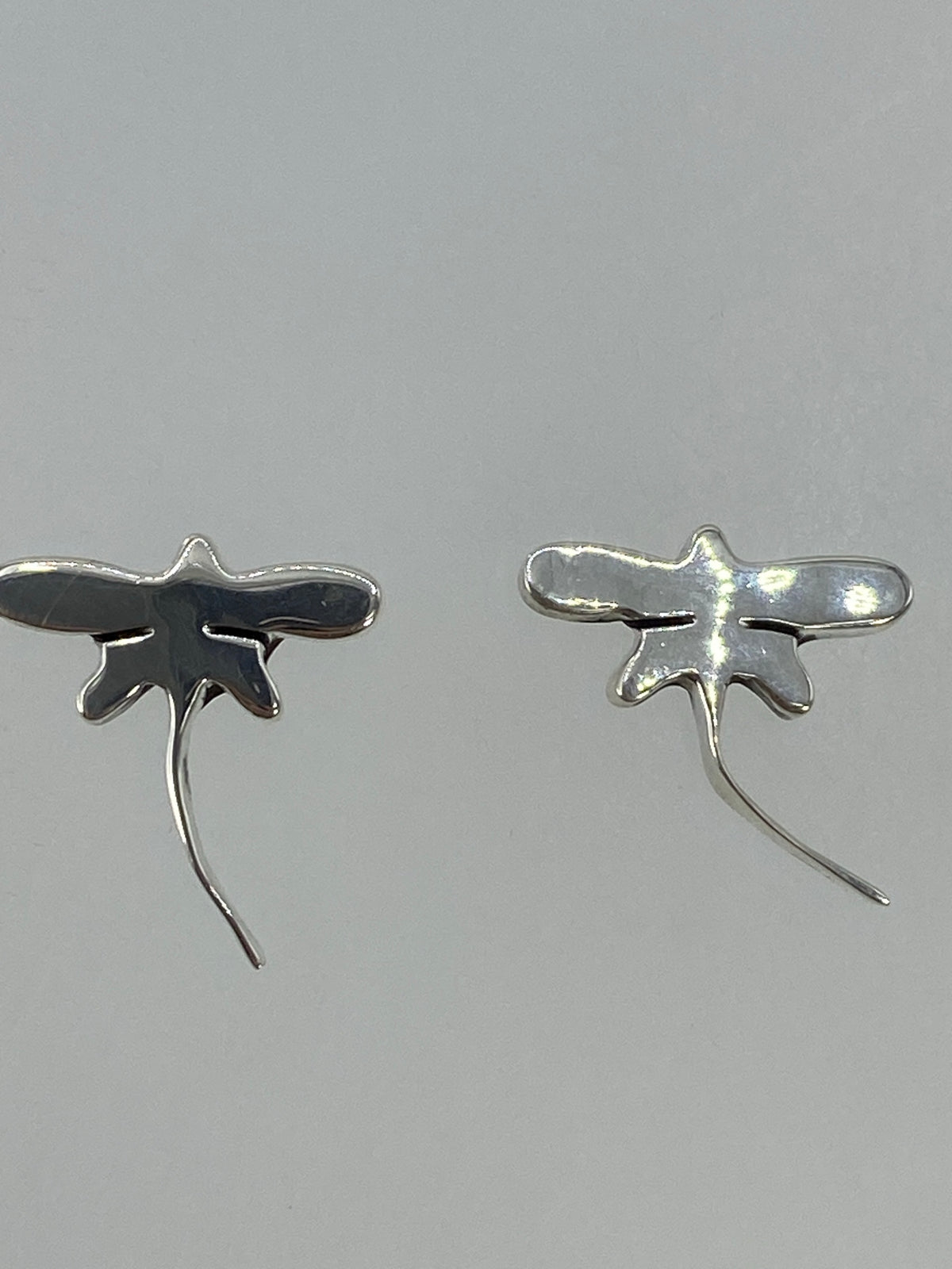 Detalle del volumen y pulido de los aretes de cartoneado