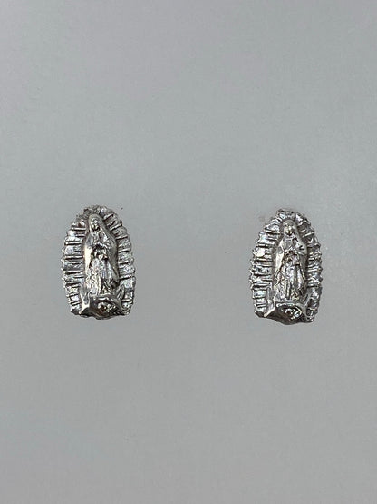 Par de aretes de plata 925 en cartoneado con Virgen de Guadalupe, vista frontal