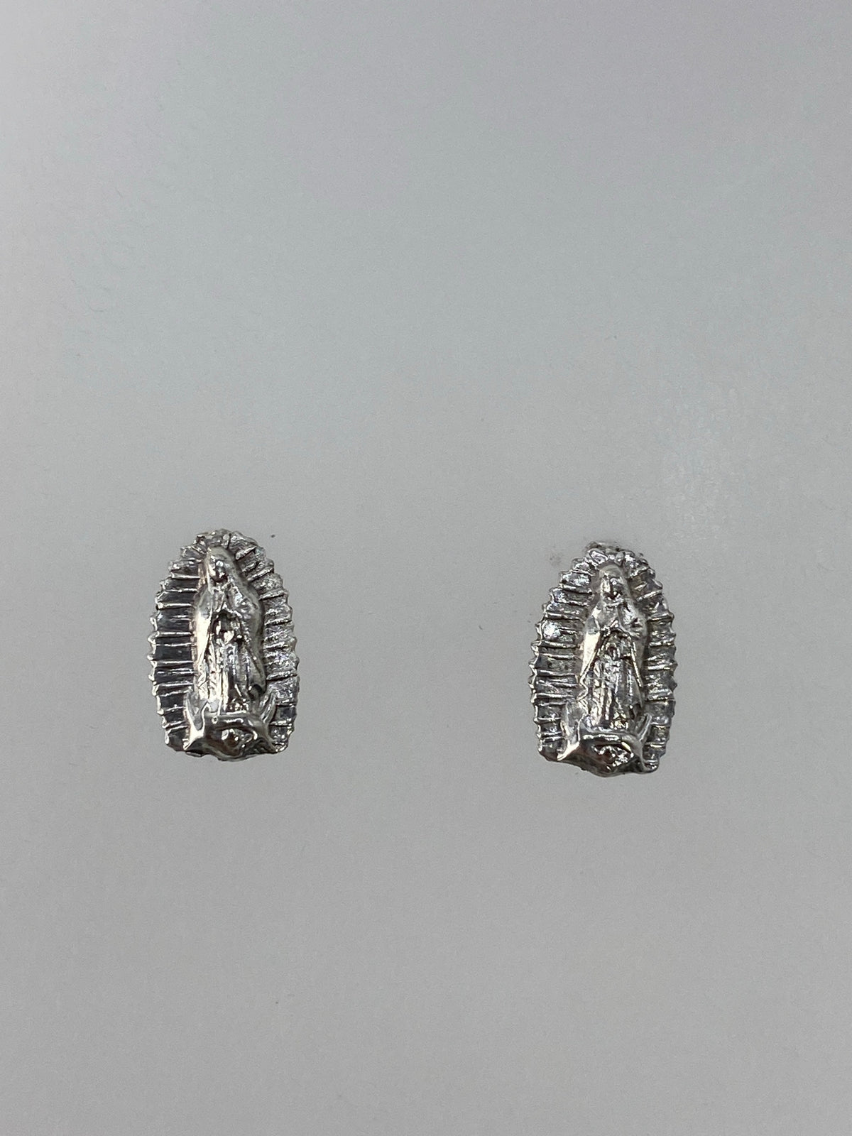 Aretes de la Virgen de Guadalupe en relieve, Taxco — 1 cm de largo