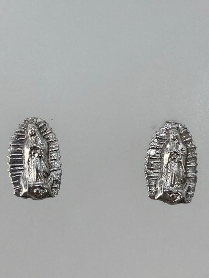 Detalle de los aretes religiosos en plata, cierre de poste