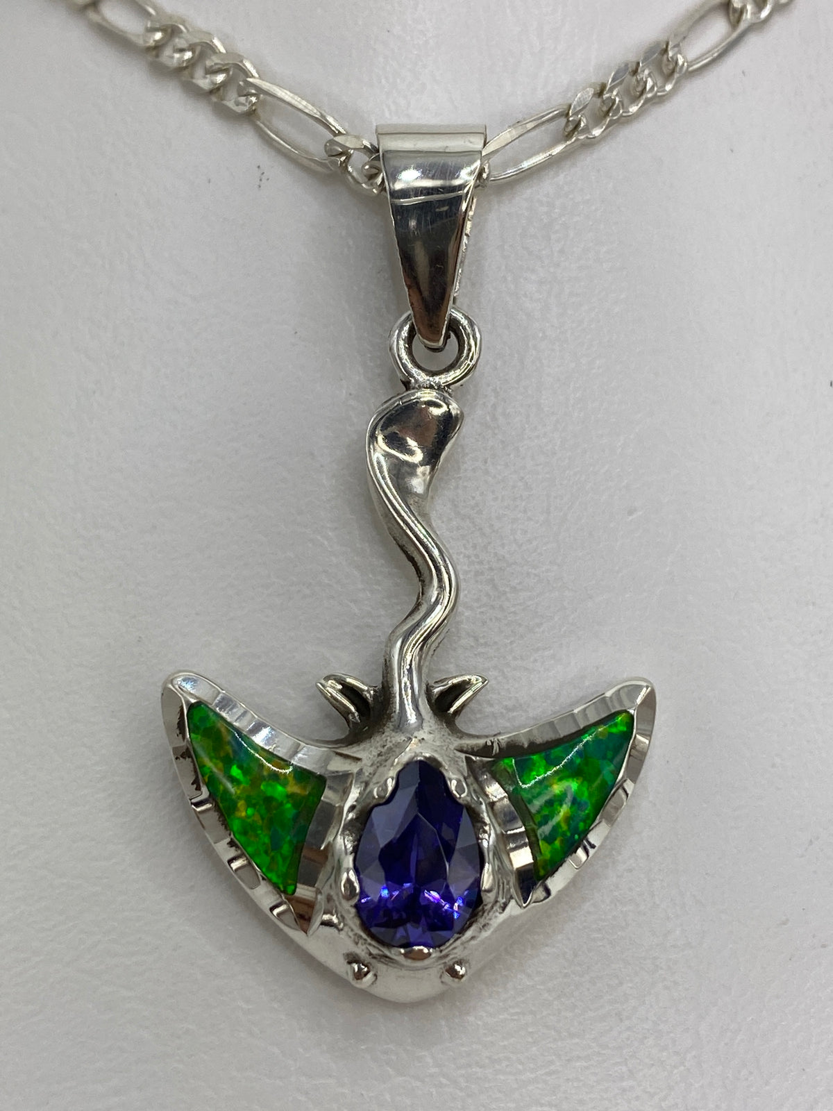 Dije de plata 950 con ópalo de fuego verde en forma de fauna estilizada con alas