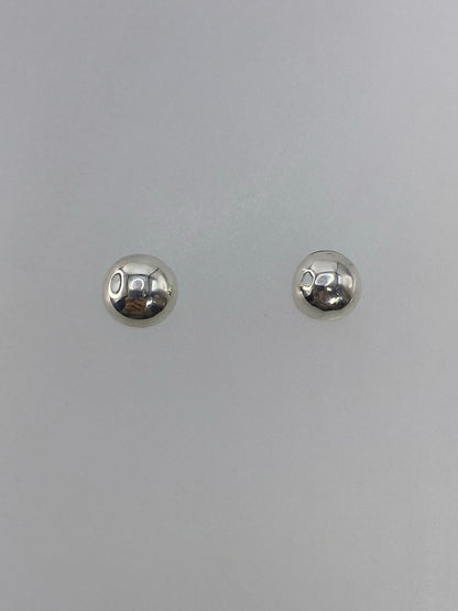 Vista frontal de los aretes minimalistas de plata 925