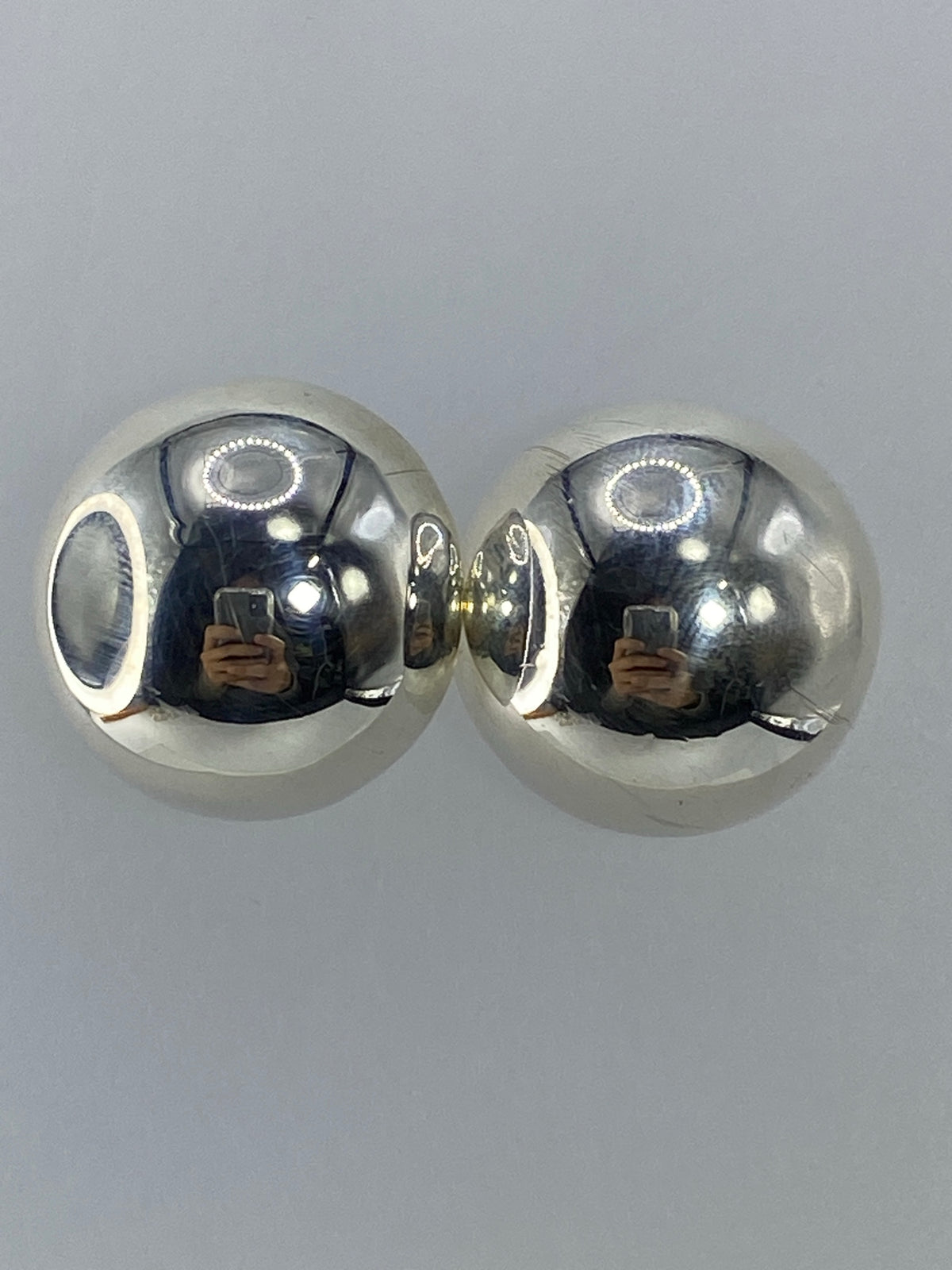 Par de aretes esféricos de plata 925 pulida, vista frontal mostrando la forma redondeada