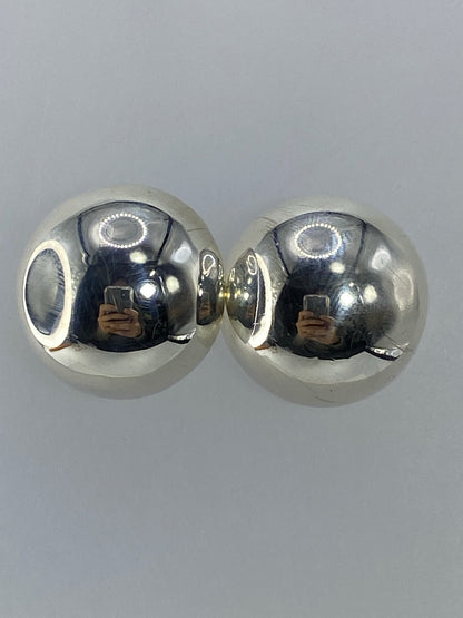 Par de aretes esféricos de plata 925 pulida, vista frontal mostrando la forma redondeada