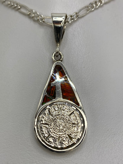 Dije de plata 950 con cruz religiosa y medallón del Calendario Azteca, opalo de fuego café