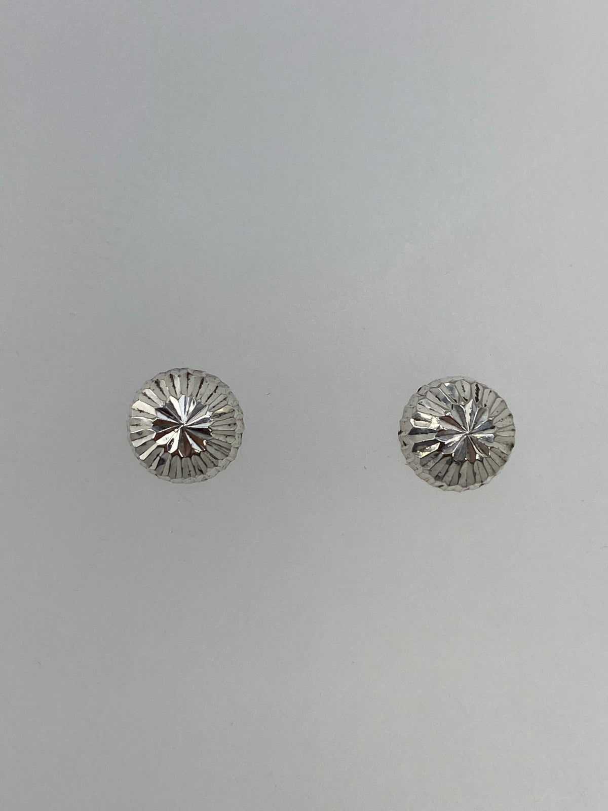 Aretes de plata minimalista con volumen 3D, detalle del cartoneado artesanal
