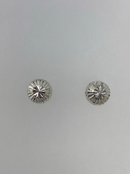 Aretes de plata minimalista con volumen 3D, detalle del cartoneado artesanal
