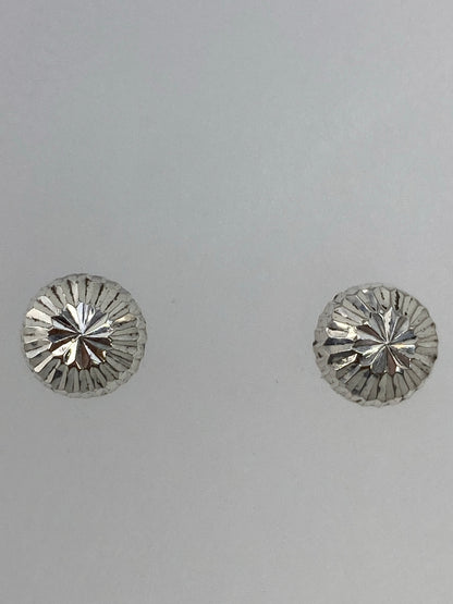 Aretes en poste sobre regla de centímetros, mostrando largo de 1 cm