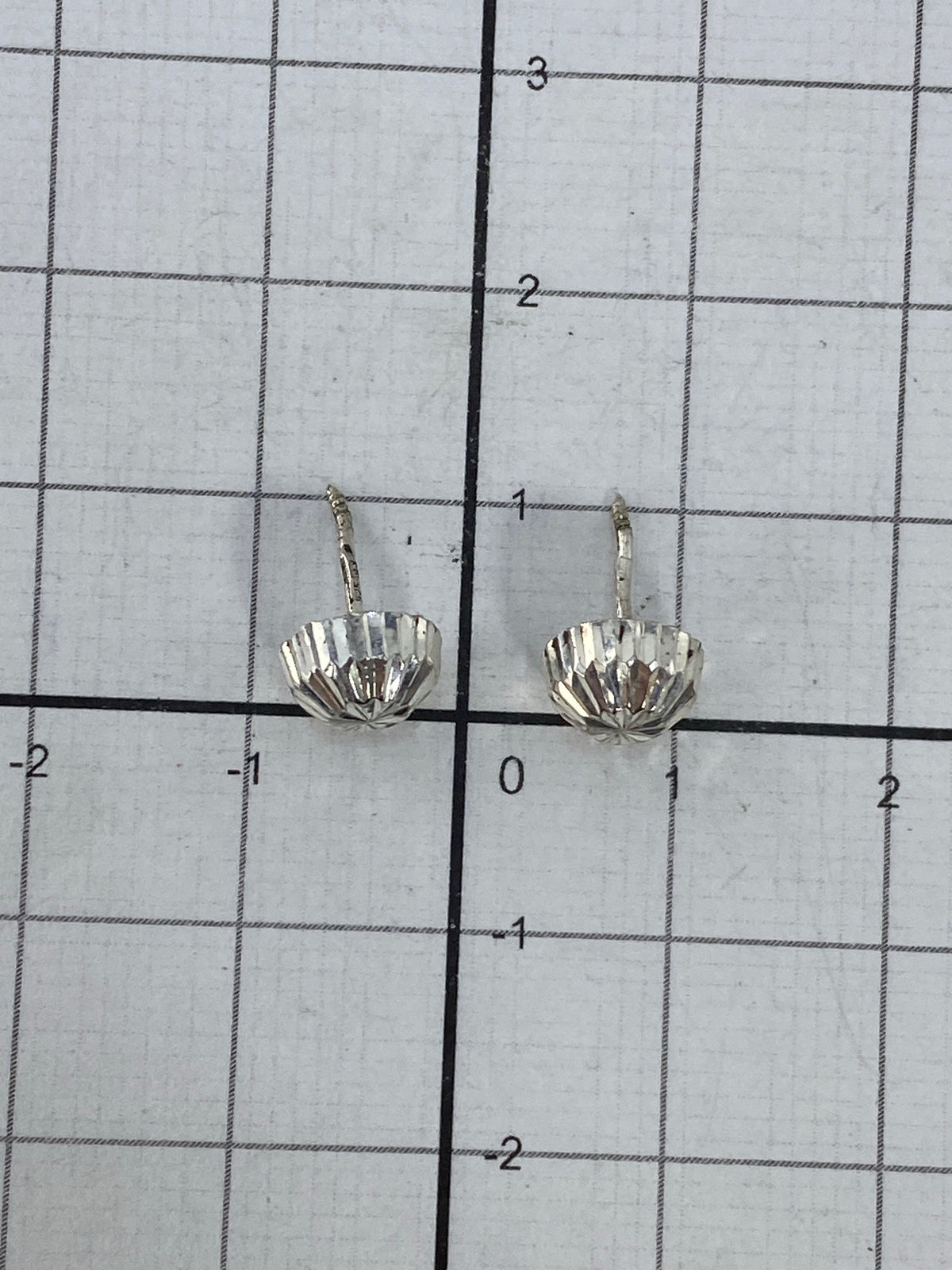 Aretes de plata Taxco con poste de presión, vistos desde el lado