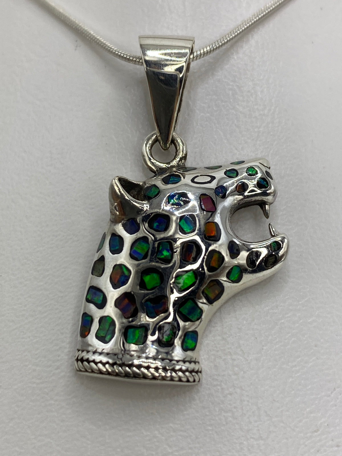 Dije jaguar en plata 950 con ópalo de fuego multicolor, colgado de cadena serpentina
