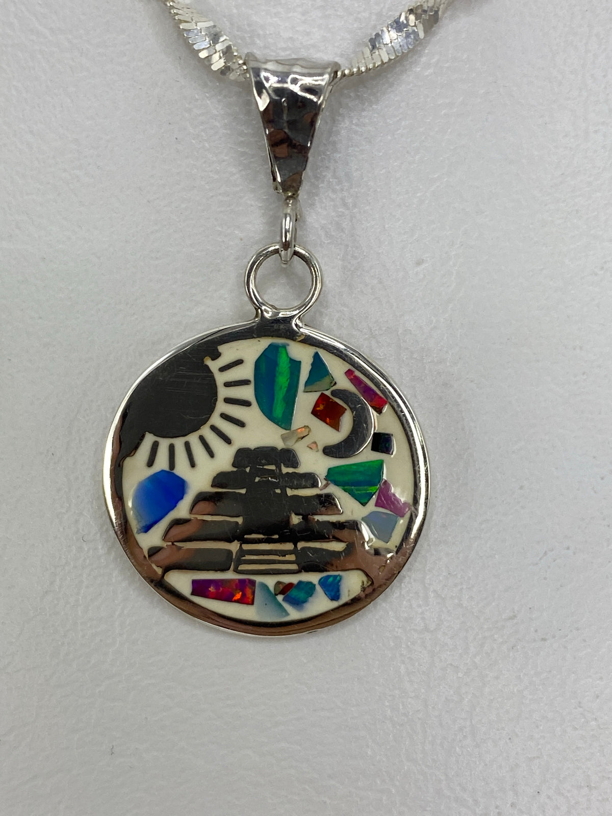Detalle del ópalo de fuego mostrando sus colores rojo, naranja, azul y verde en la incrustación