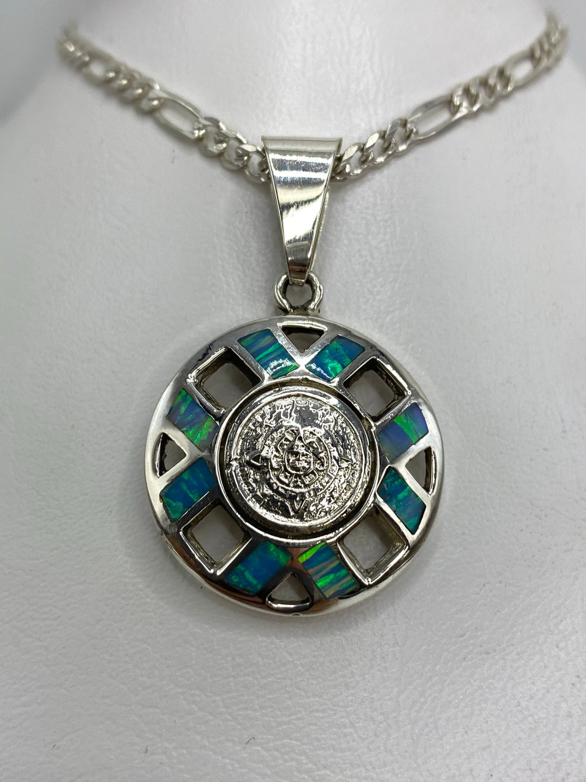 Dije de plata 925 con Calendario Azteca y ópalo de fuego azul cielo sobre cadena plateada