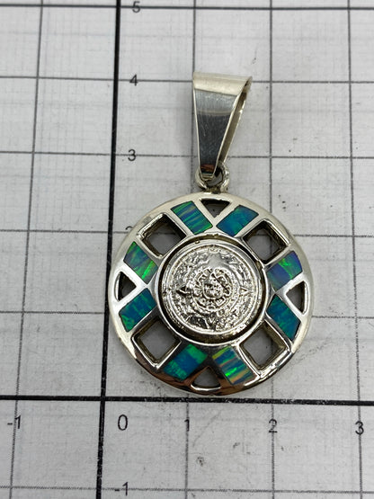 Reverso del dije mostrando el sello 925 y la calidad del trabajo en plata