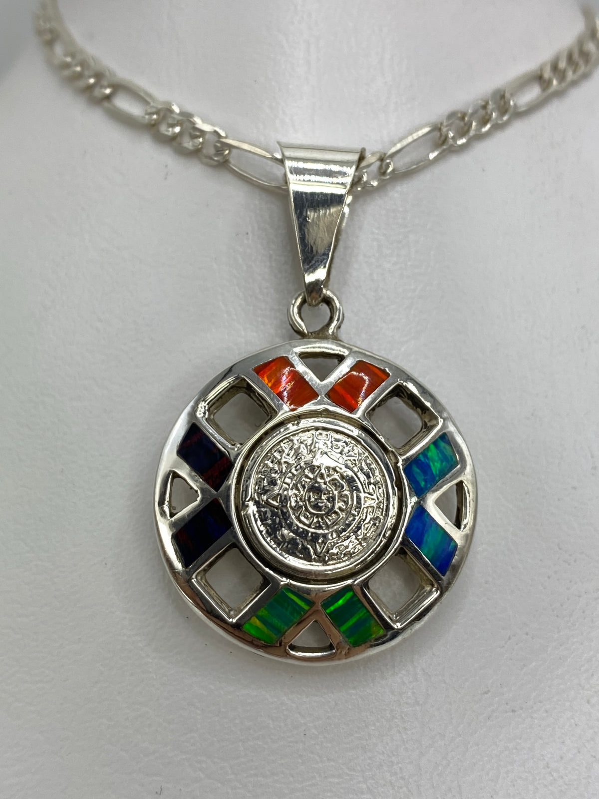 Dije de plata 925 en forma circular con óopalo de fuego multicolor e incrustaciones de esmalte de colores