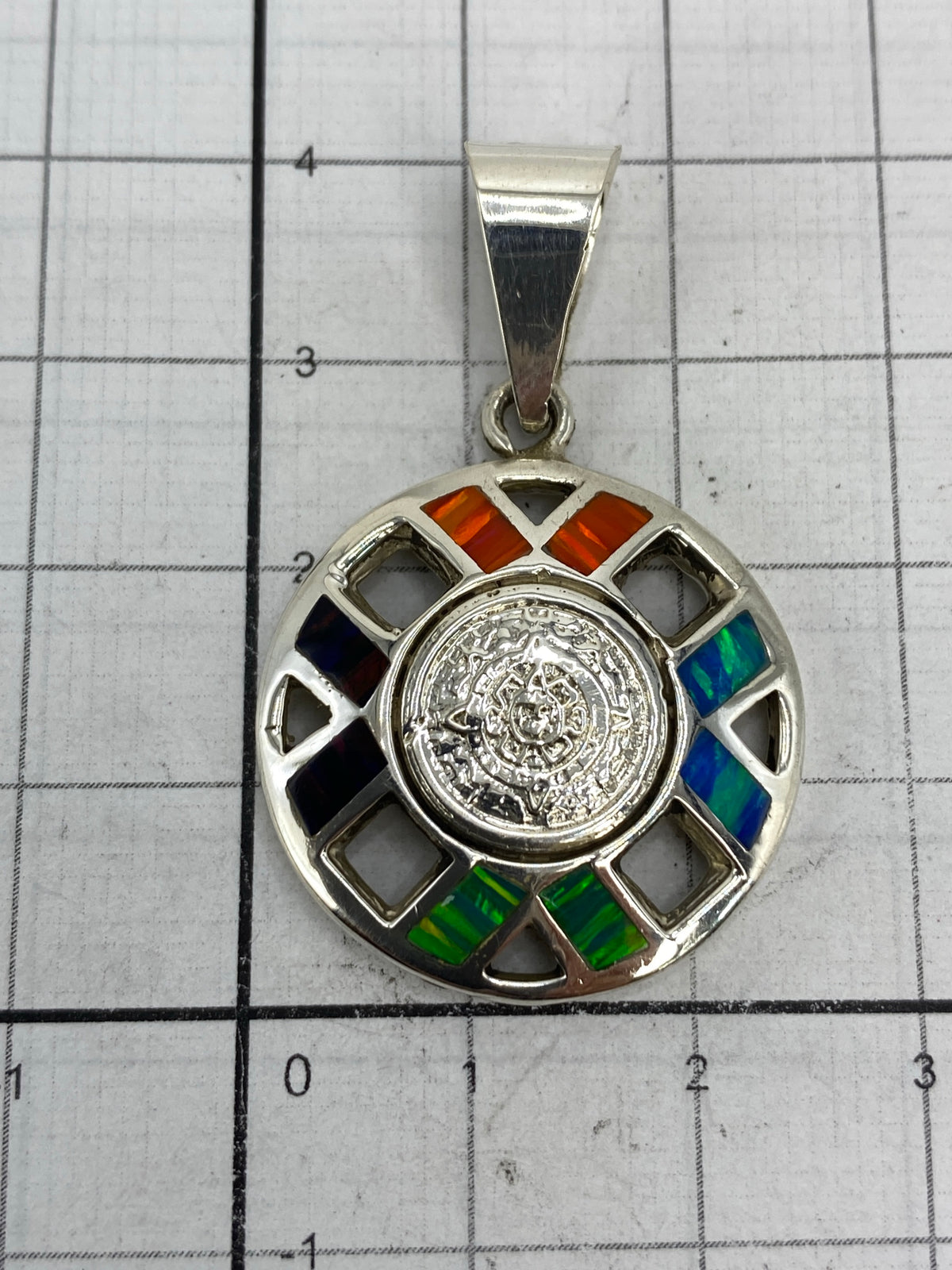 Marca de Quinto 925 grabada en el broquil de plata del dije de Taxco