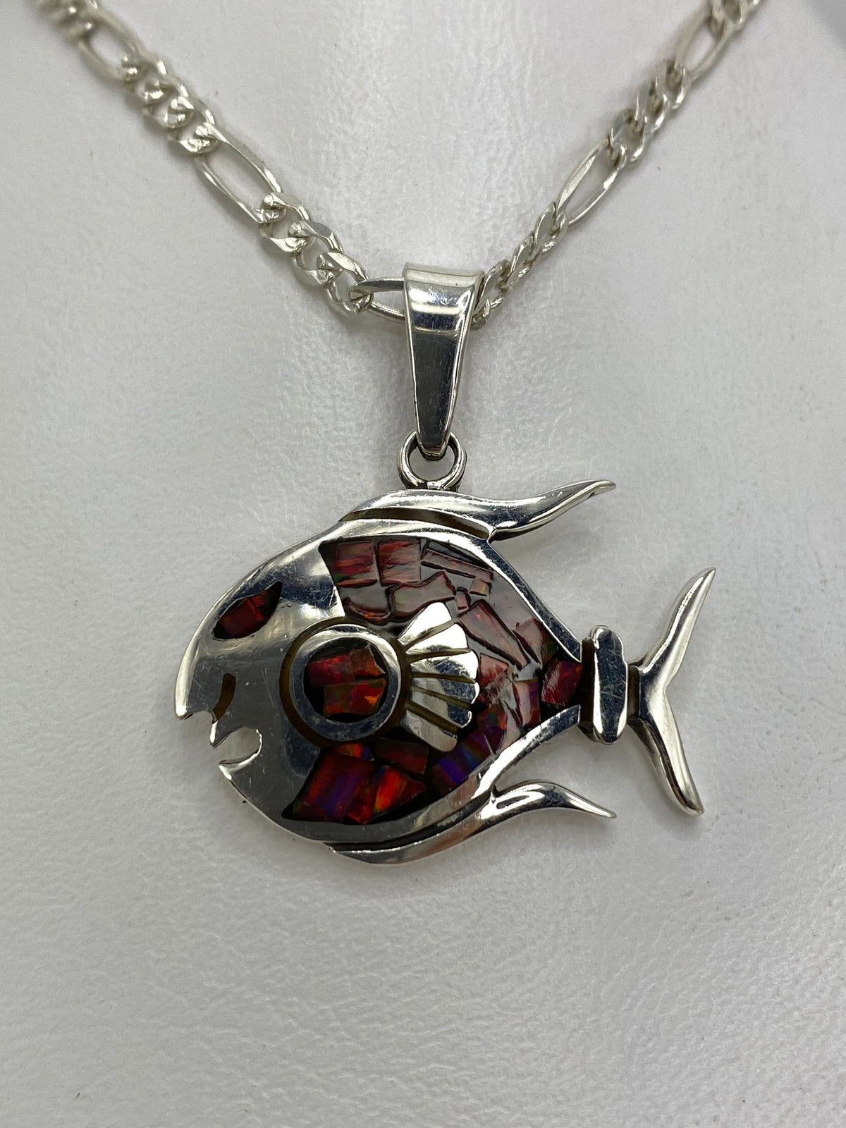 Dije de plata 950 en forma de pez con ópalo de fuego rojo engastado en el cuerpo