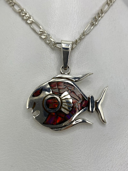 Dije de plata 950 en forma de pez con ópalo de fuego rojo engastado en el cuerpo