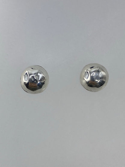 Par de aretes de plata cartoneado, esferas lisas y pulidas, 1.5 cm