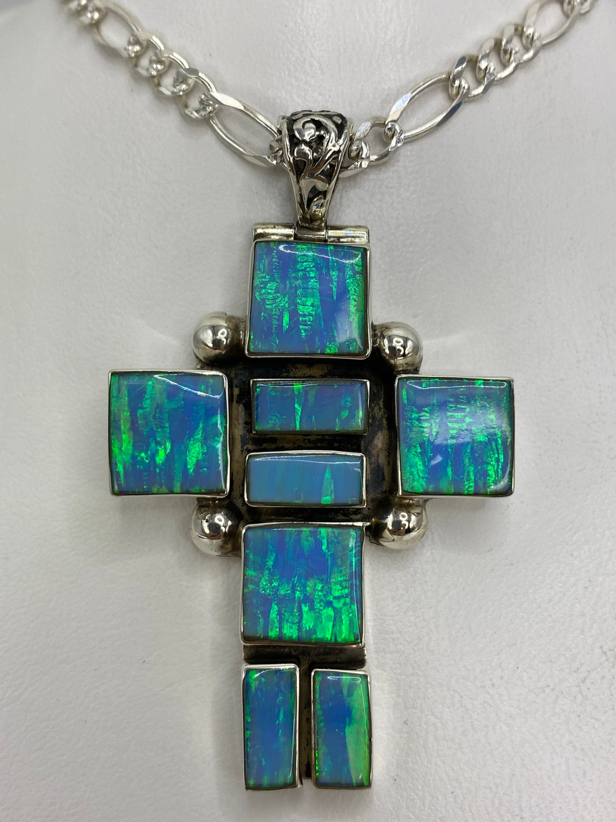 Dije cruz de plata 950 con ópalo de fuego azul cielo, 6 cm de alto, colgando de cadena en el cuello