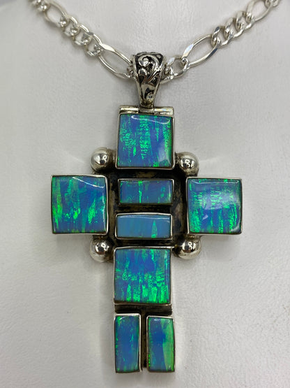 Dije cruz de plata 950 con ópalo de fuego azul cielo, 6 cm de alto, colgando de cadena en el cuello