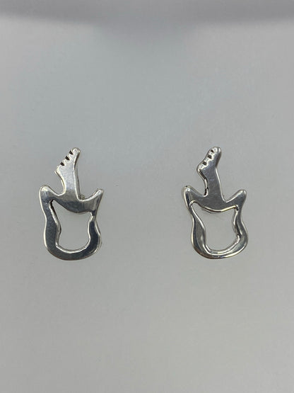 Par de aretes de plata cartoneada minimalistas, vista frontal
