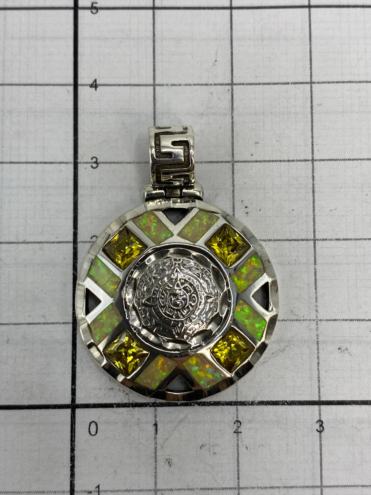 Dije sobre regla métrica: 3.3 cm de largo × 2.5 cm de ancho, con Quinto 950 visible