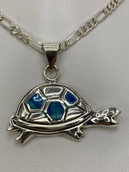 Detalle lateral de la tortuga en plata engastada a mano