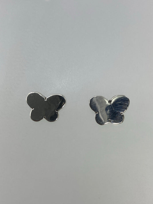 Detalle del cartoneado en plata 925, vista frontal de un arete mariposa