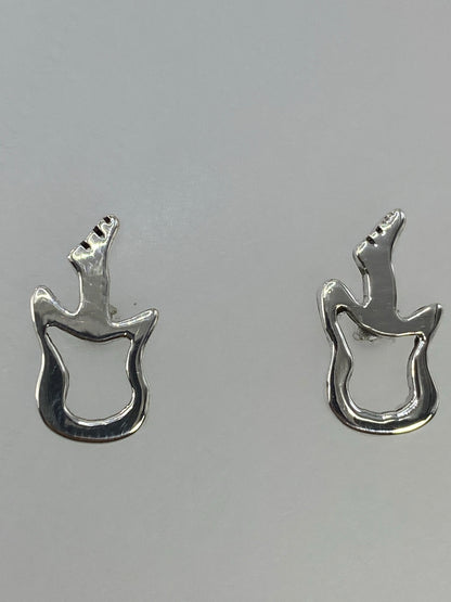 Aretes livianos de plata cartoneada sobre fondo blanco